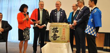 Teruko Balogh leitete die traditionelle Sake-Zeremonie an